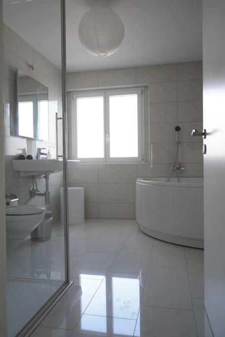 Luxus 3.5 Zimmer-Wohnung-Balkon-Whirlpool-Parking