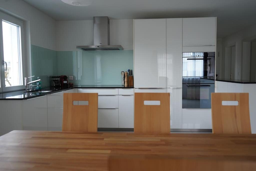 Luxus 3.5 Zimmer-Wohnung-Balkon-Whirlpool-Parking