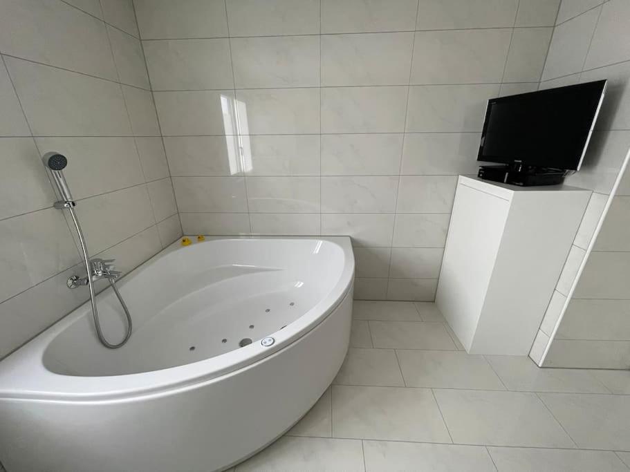 Luxus 3.5 Zimmer-Wohnung-Balkon-Whirlpool-Parking