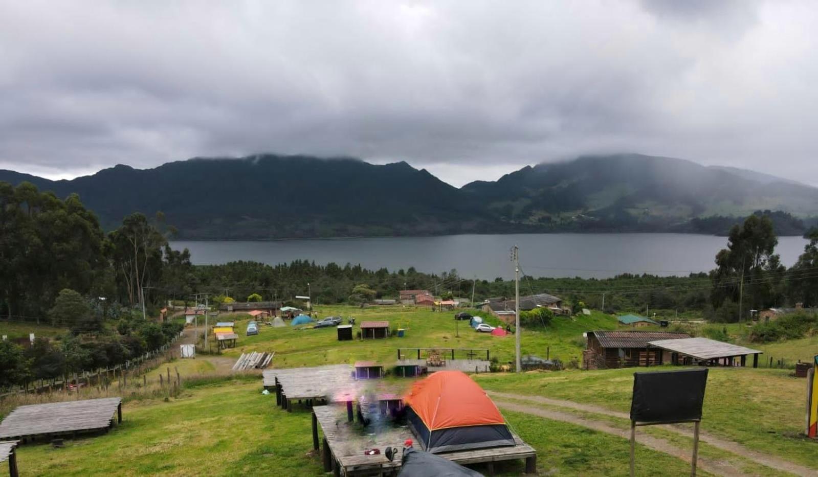 Zona De Camping Pachamamá de la Montaña Represa del Neusa