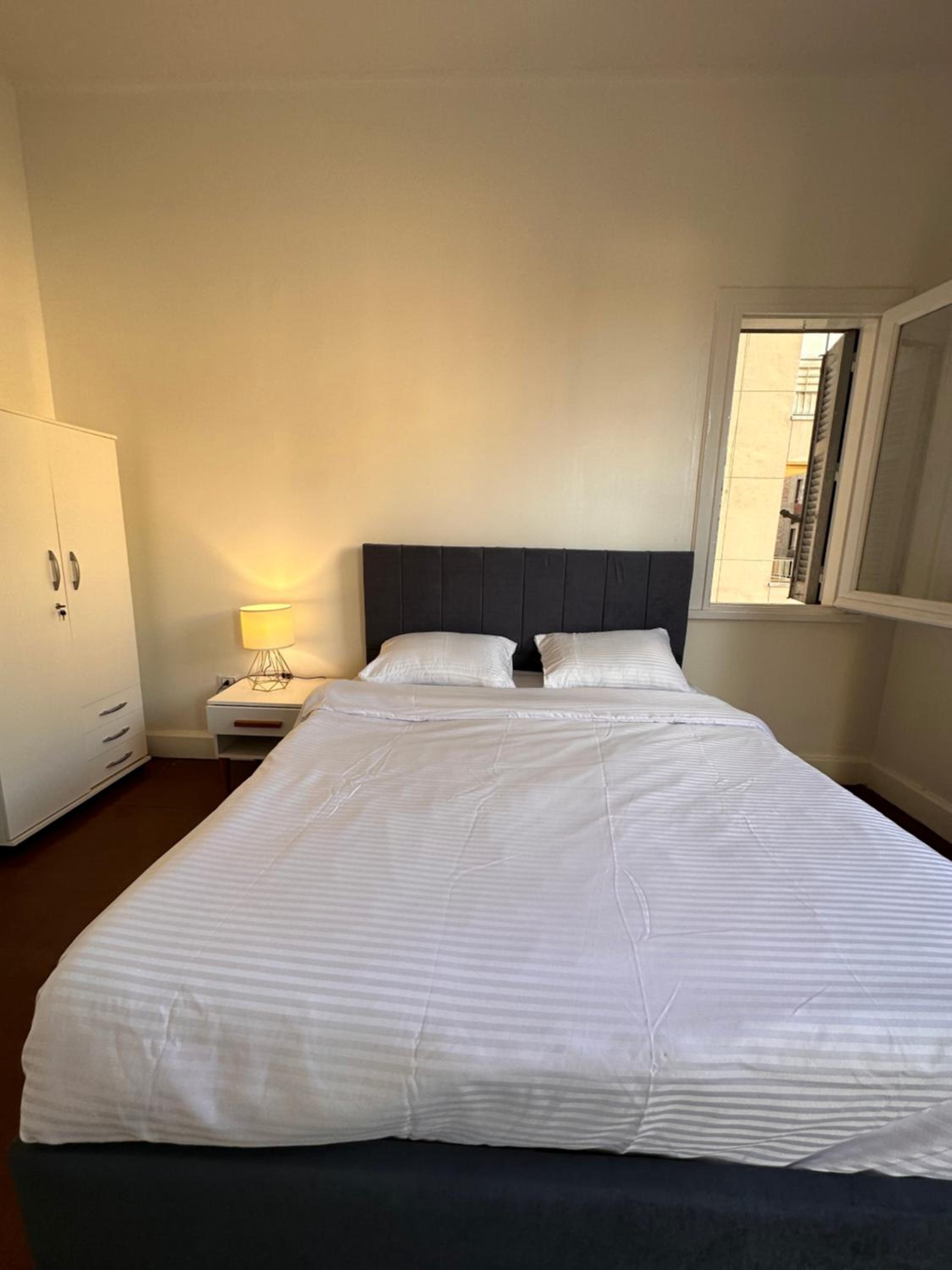 Economy room in Downtown