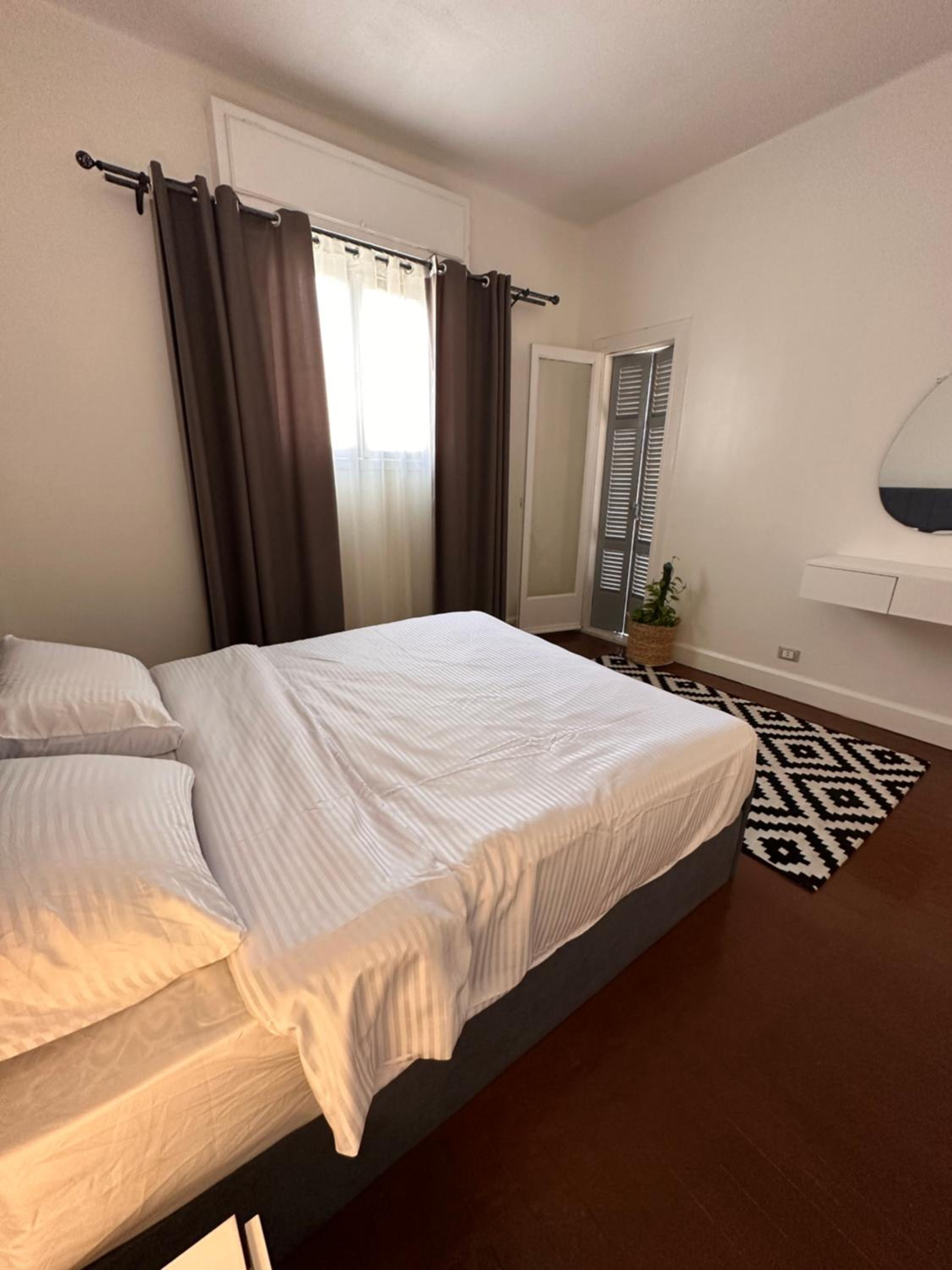 Economy room in Downtown