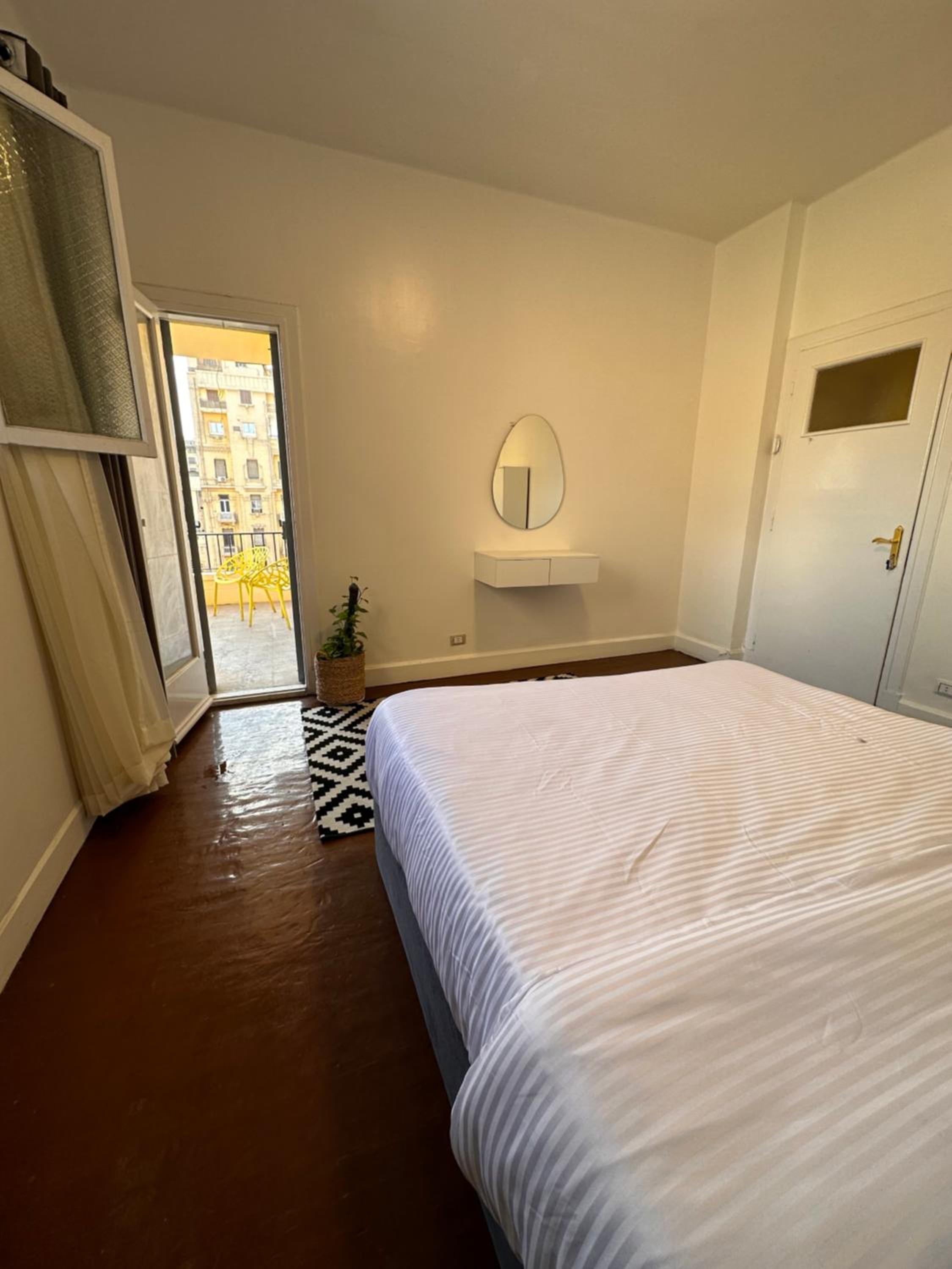 Economy room in Downtown