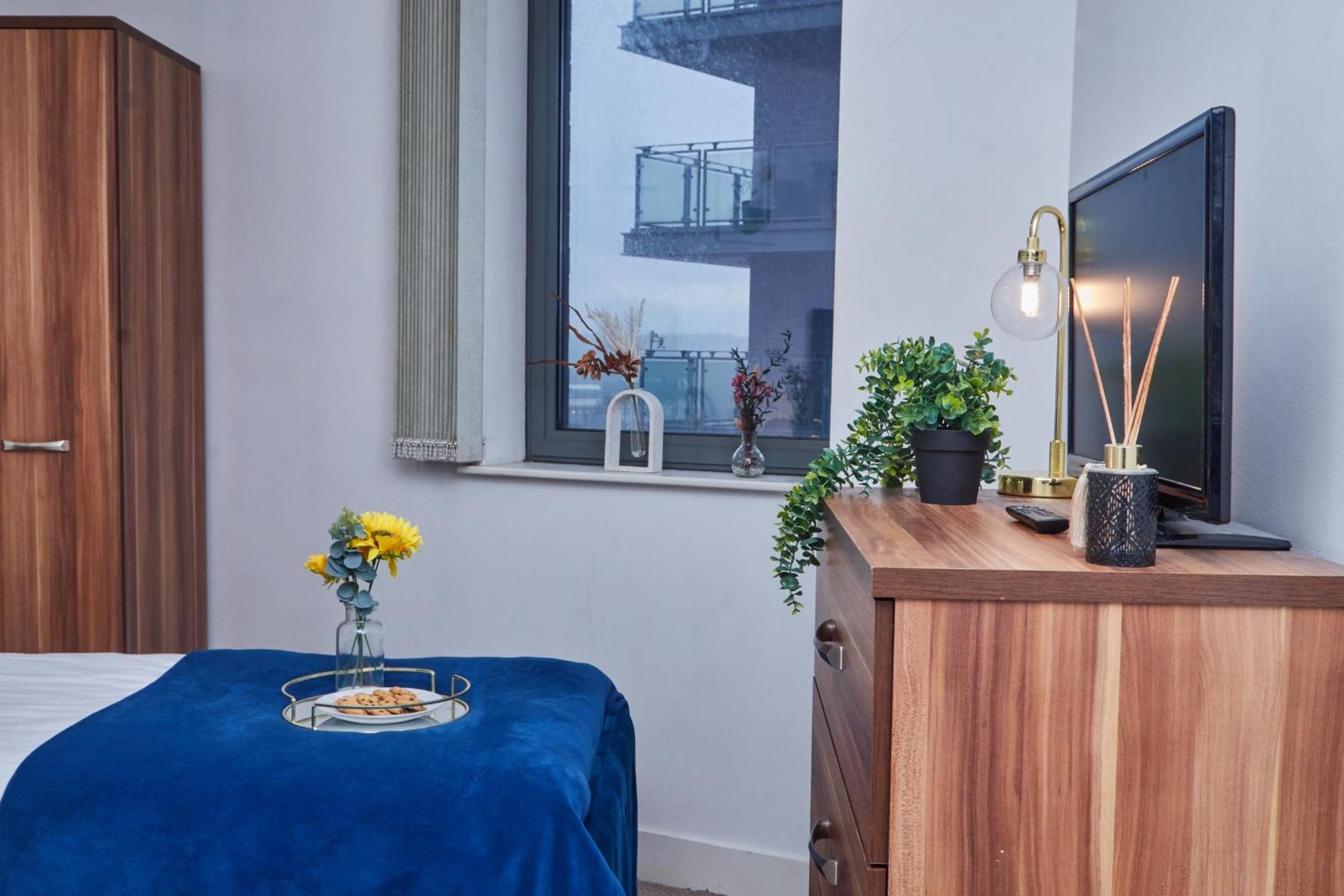 Perfect for Business & Families - Leeds City Centre - 4 Beds Apt - Monthly Offers! view 2