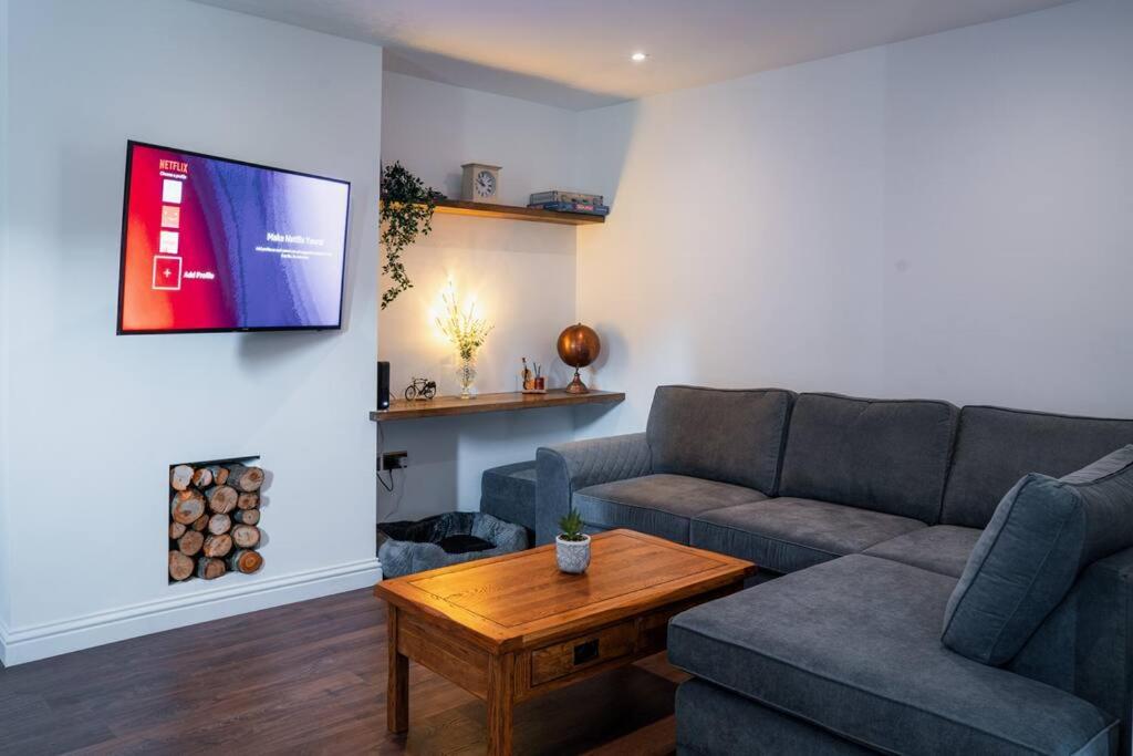 Tu Casa Brighton , A Beautiful & Peaceful 4 bedroom House with garden, BBq area , EV & Parking view 2