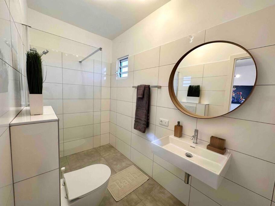 Villa Kiwi 3 min to the Beach with Private Magnesium Pool & Dive Rinse Tank