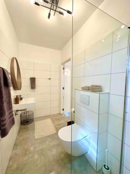 Villa Kiwi 3 min to the Beach with Private Magnesium Pool & Dive Rinse Tank