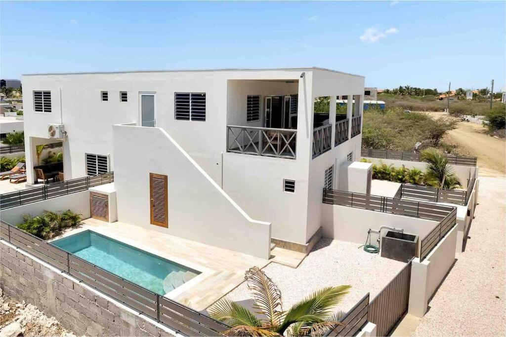 Villa Kiwi 3 min to the Beach with Private Magnesium Pool & Dive Rinse Tank