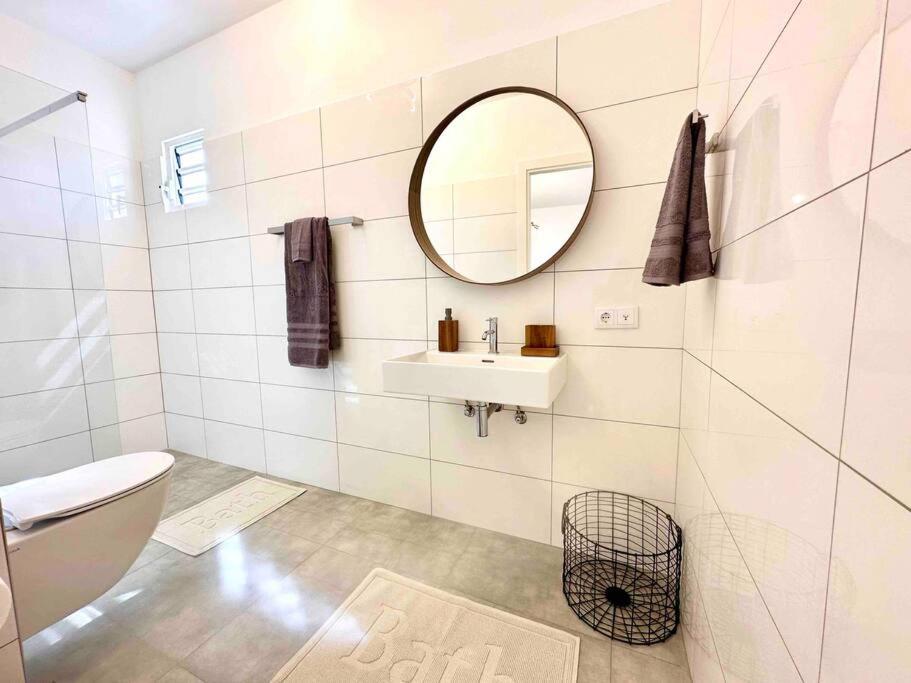 Villa Kiwi 3 min to the Beach with Private Magnesium Pool & Dive Rinse Tank