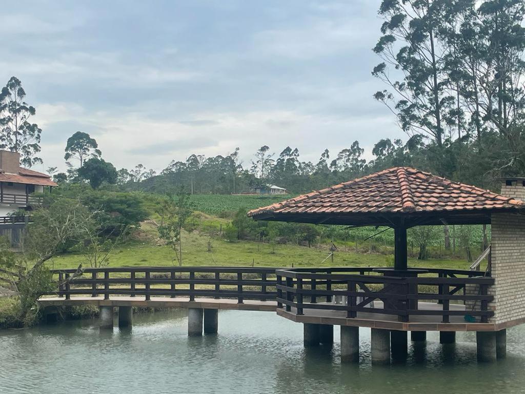 SÍTIO CANTINHO DO SOSSEGO, Casa de campo, pescaria, lareira, jogos de bilhar, area gourmet etc