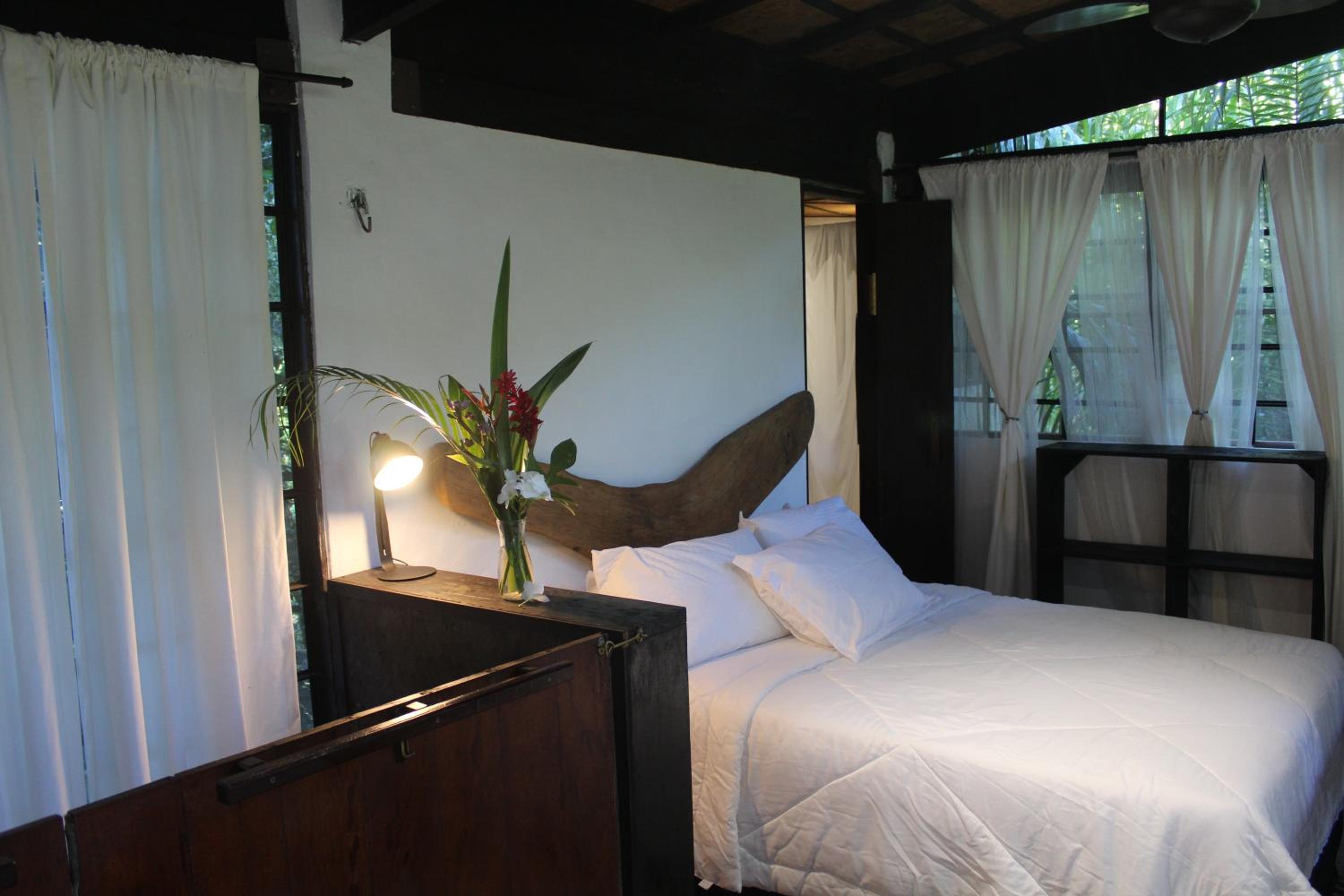 REFUGIO DO SAGRADO MORERE Tropical Lodge - A Casa do Vigía