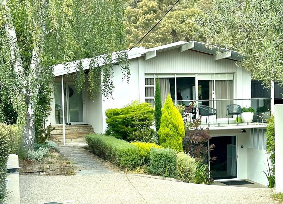 Stylish Sandy Bay Apartment