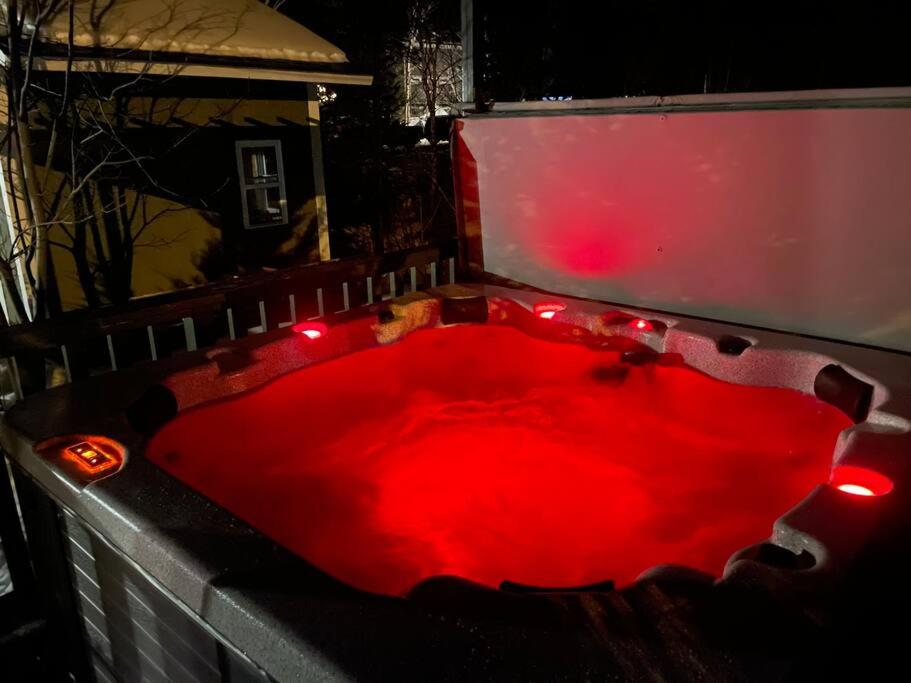 Marble Saltbox ~ hot tub