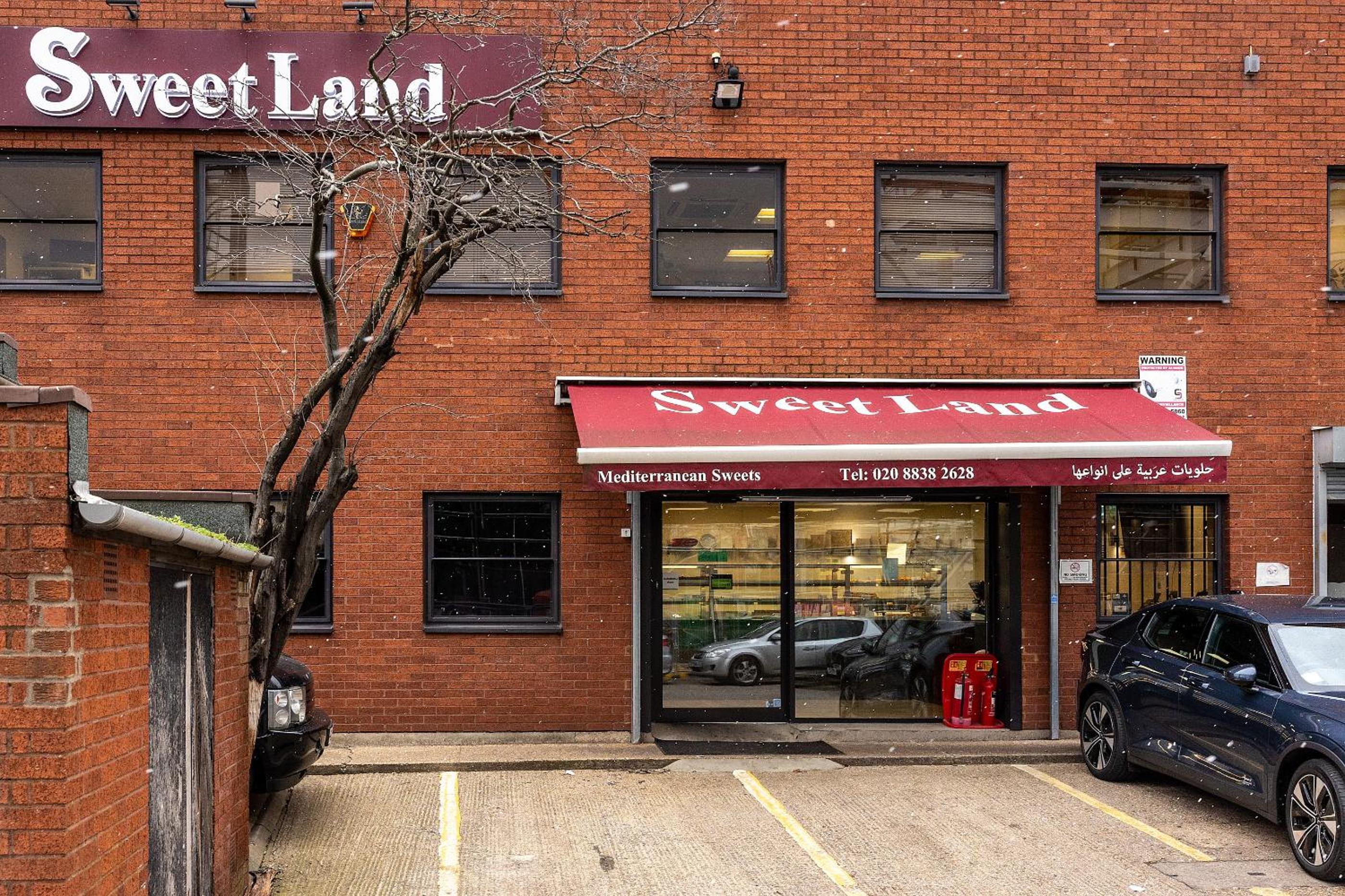 Luxurious 2 bedroom flat with parking and garden, 5 mins walk to train station and bus stop opposite property