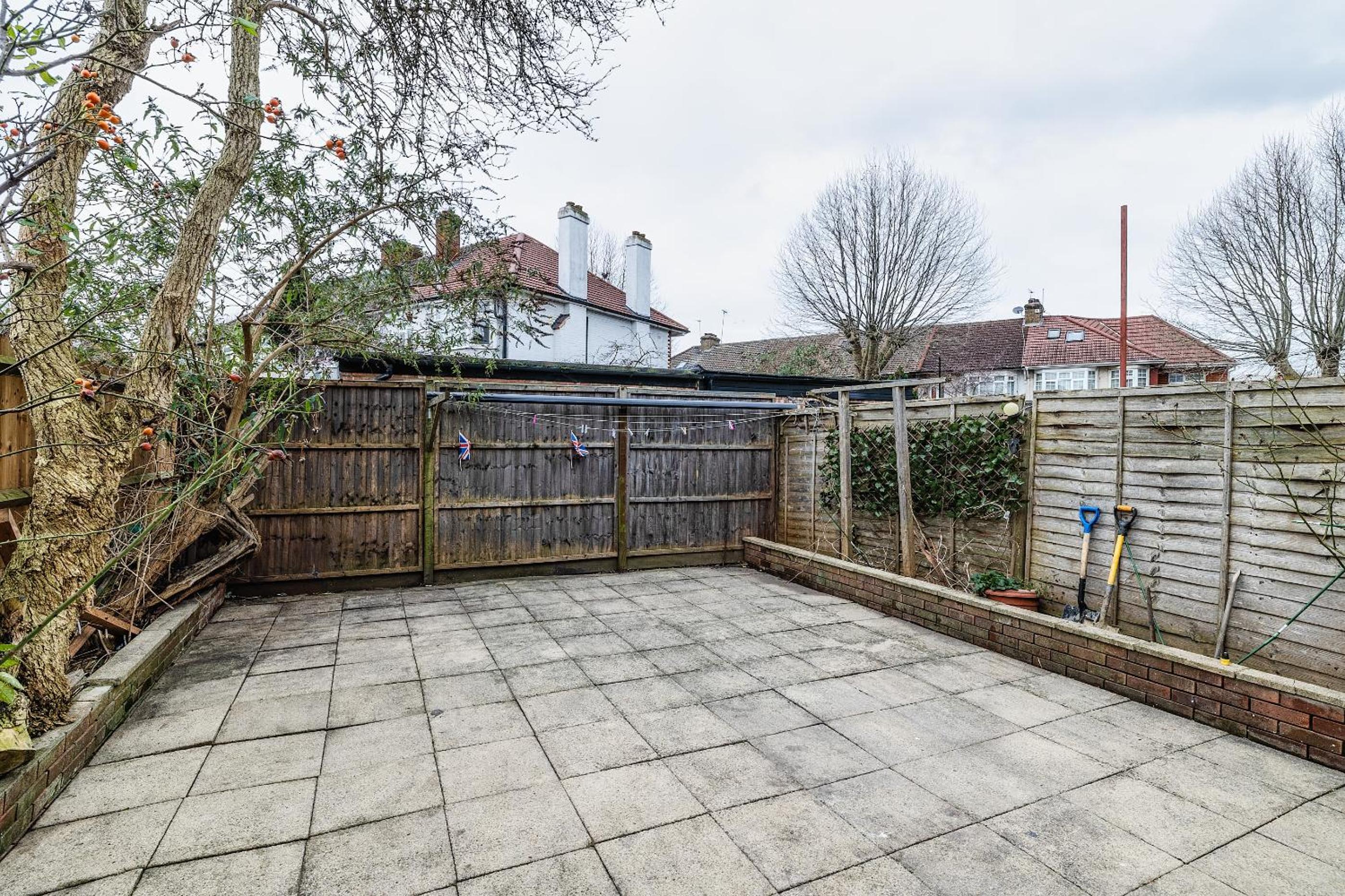 Luxurious 2 bedroom flat with parking and garden, 5 mins walk to train station and bus stop opposite property
