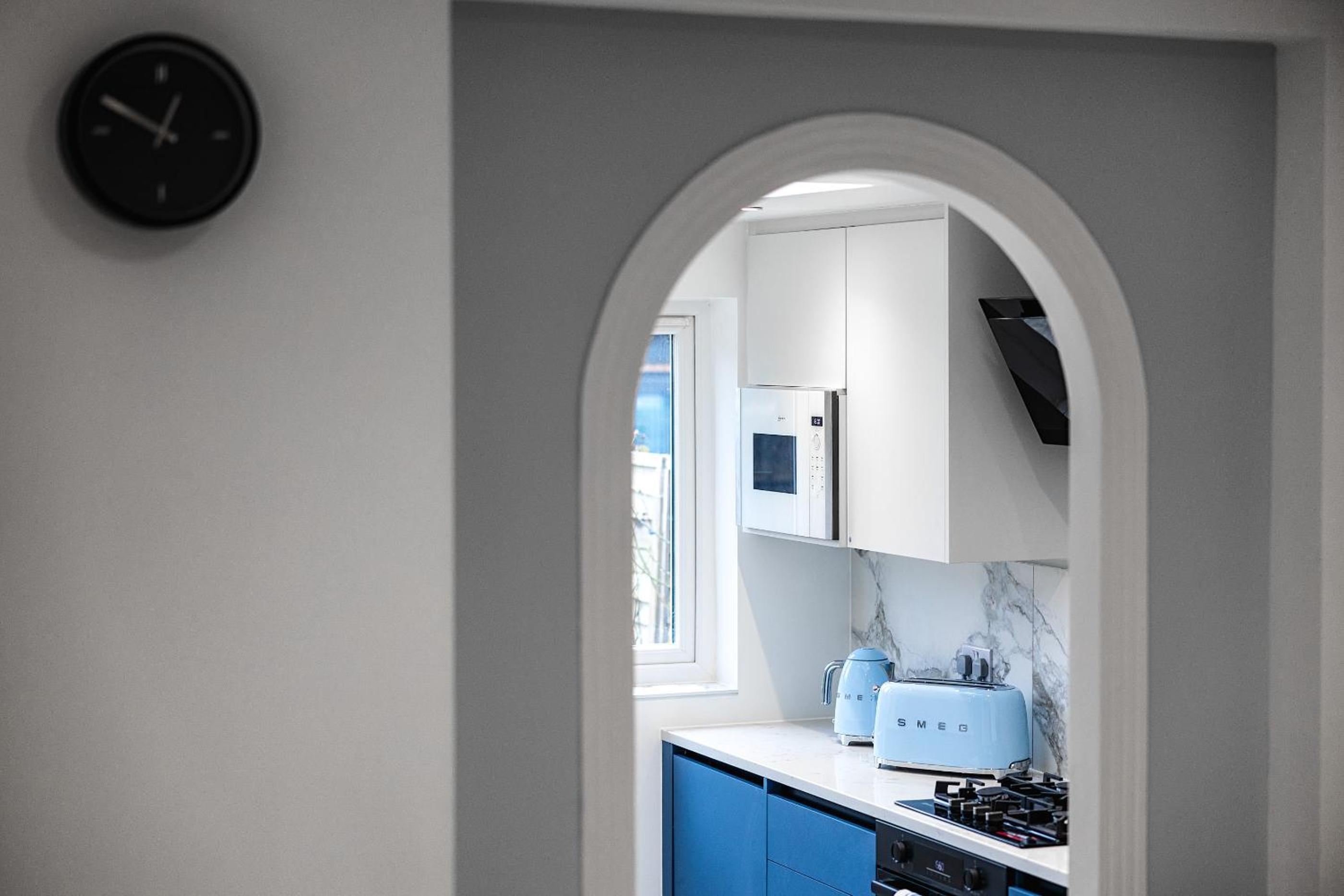 Luxurious 2 bedroom flat with parking and garden, 5 mins walk to train station and bus stop opposite property