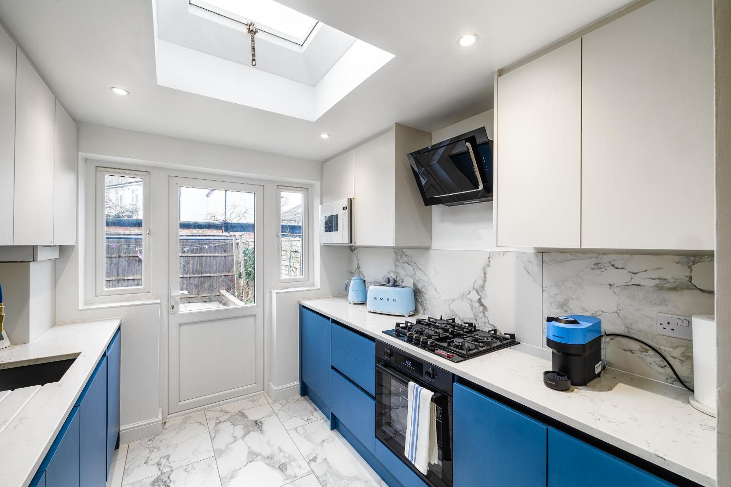 Luxurious 2 bedroom flat with parking and garden, 5 mins walk to train station and bus stop opposite property