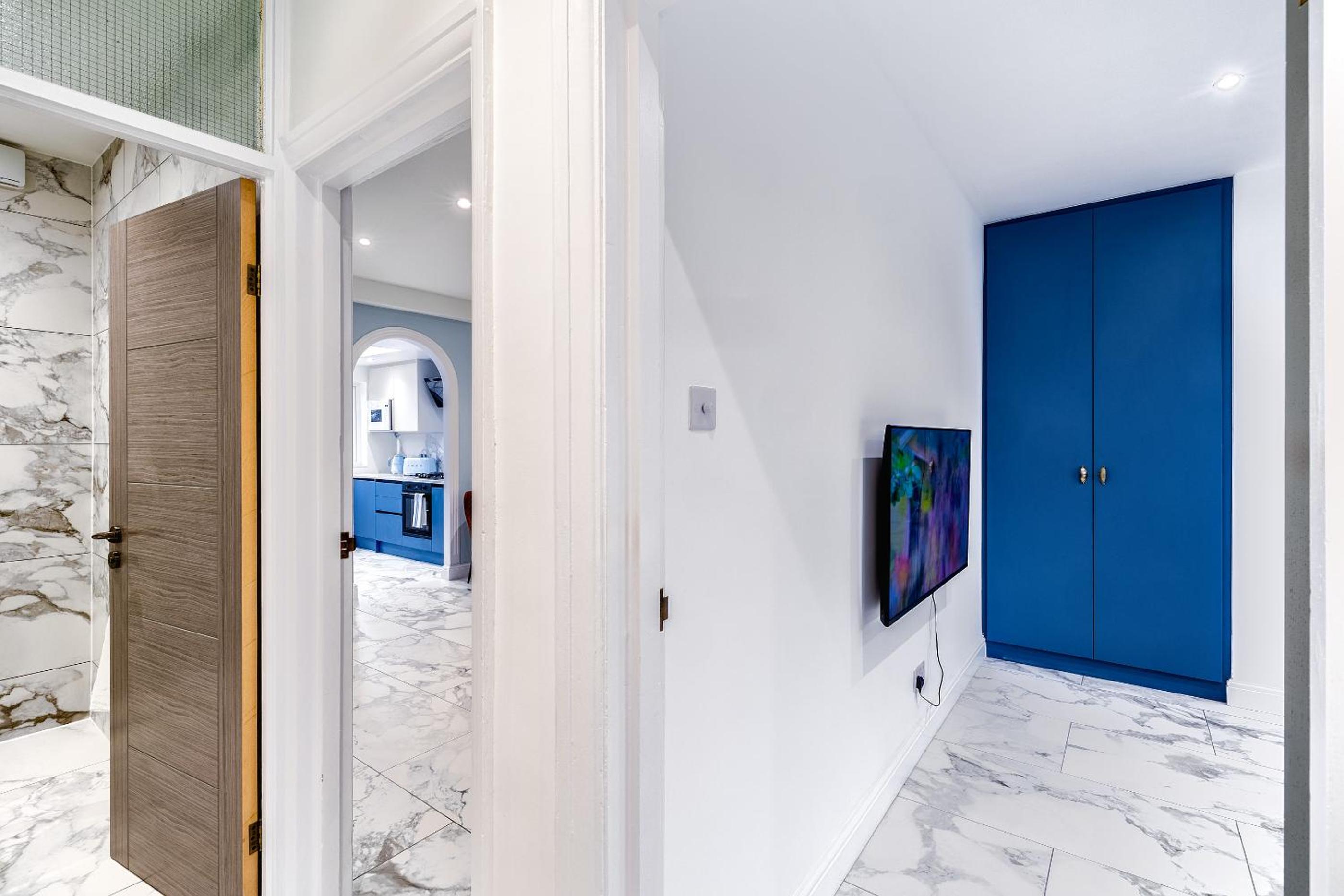Luxurious 2 bedroom flat with parking and garden, 5 mins walk to train station and bus stop opposite property