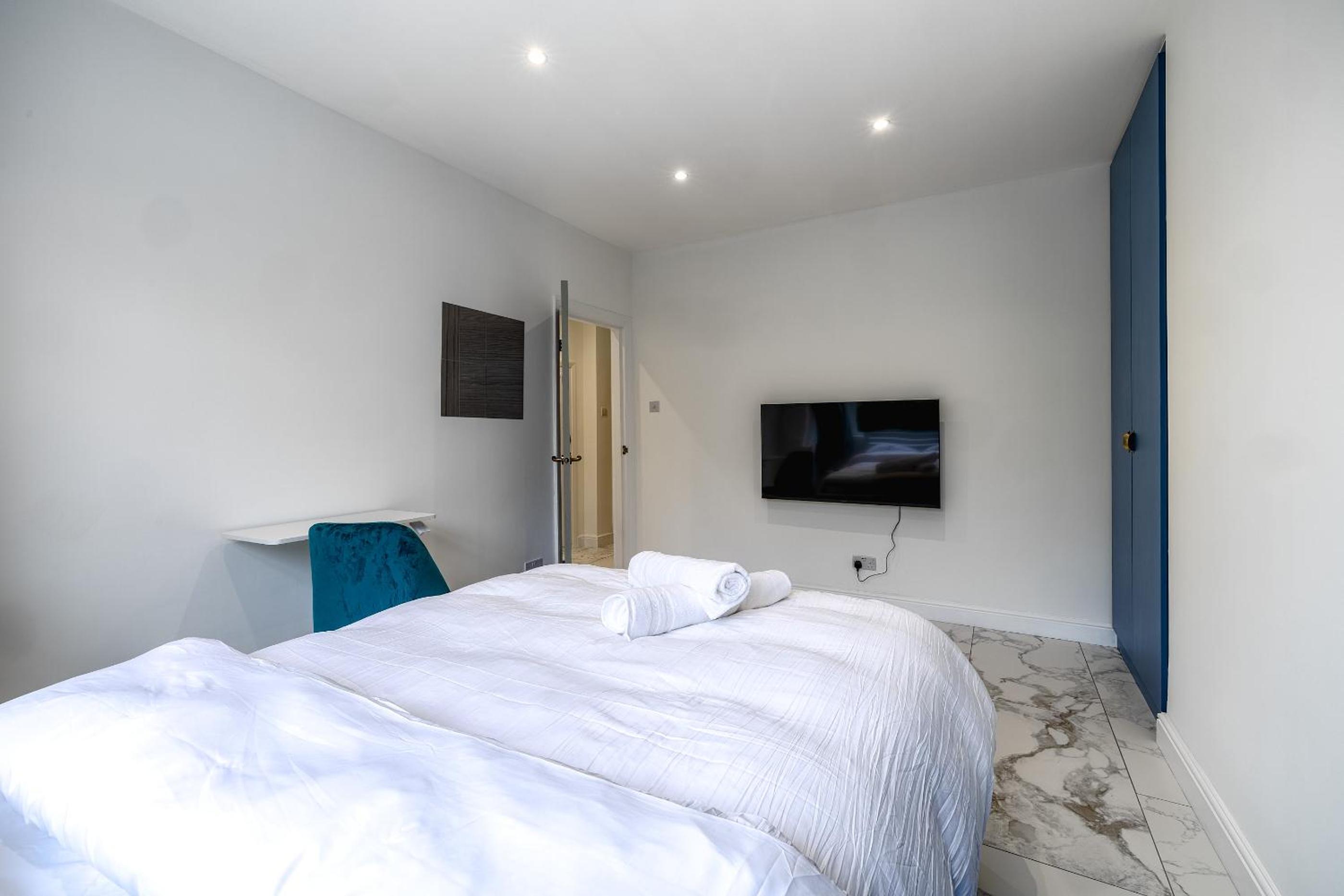 Luxurious 2 bedroom flat with parking and garden, 5 mins walk to train station and bus stop opposite property