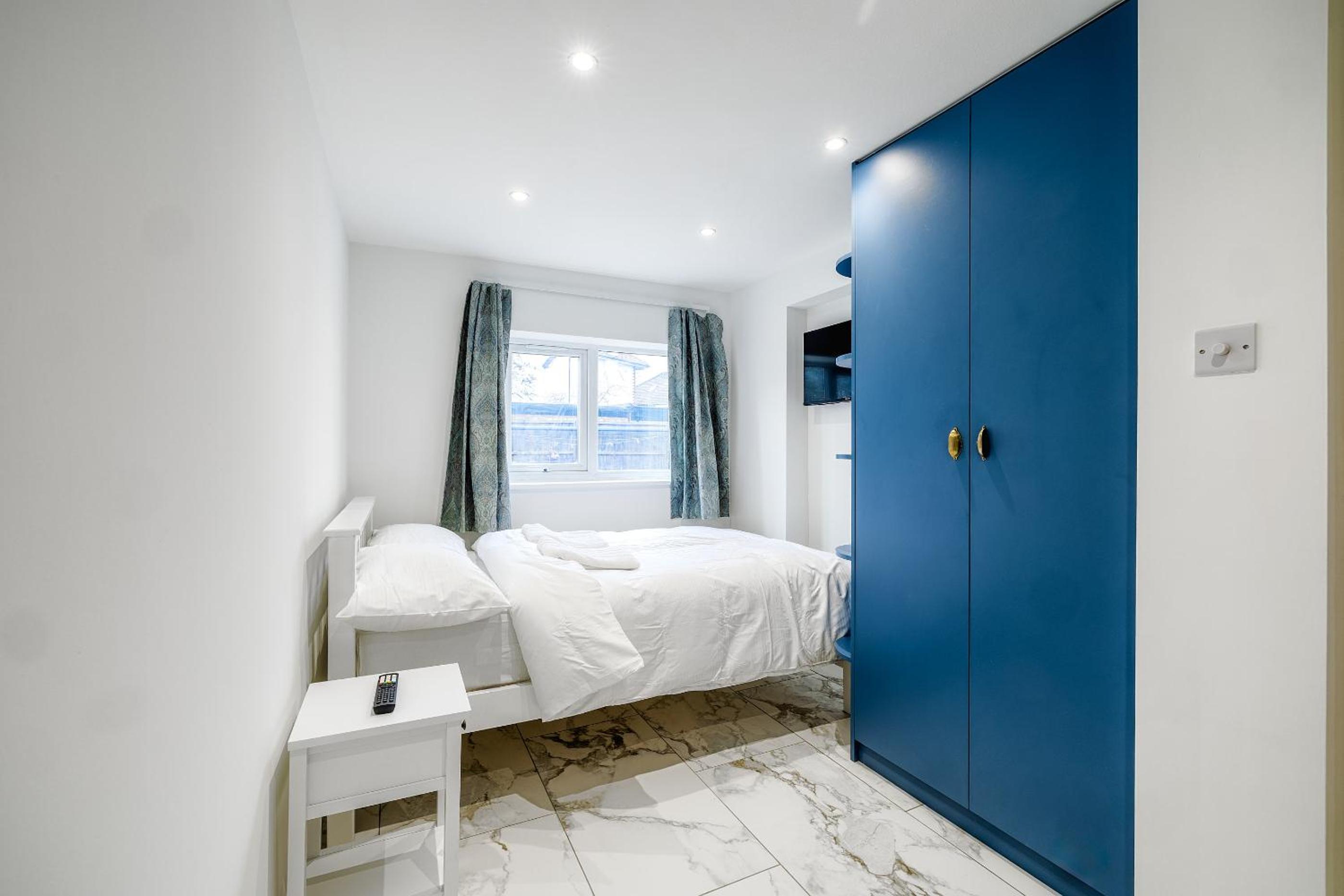 Luxurious 2 bedroom flat with parking and garden, 5 mins walk to train station and bus stop opposite property