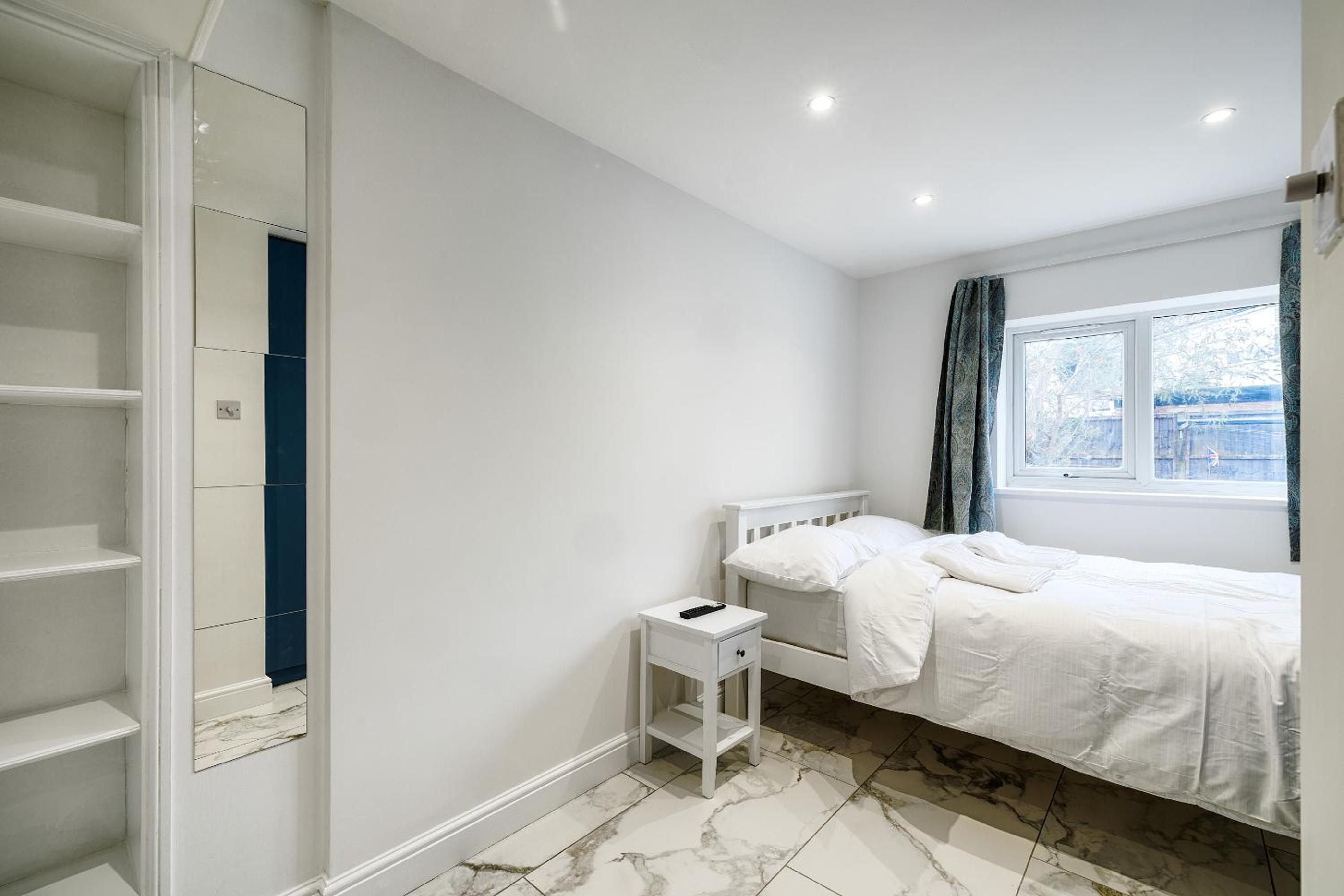 Luxurious 2 bedroom flat with parking and garden, 5 mins walk to train station and bus stop opposite property