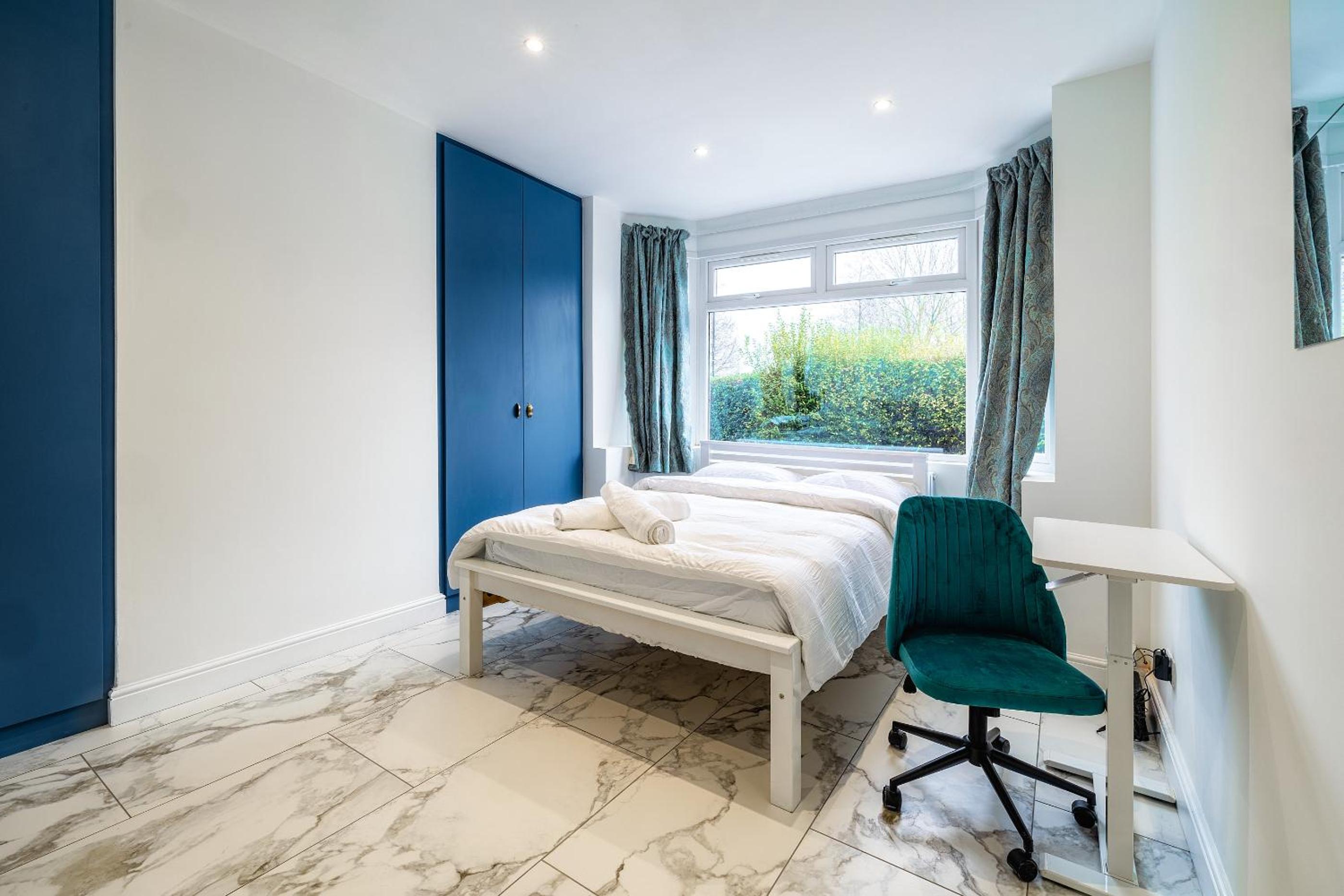 Luxurious 2 bedroom flat with parking and garden, 5 mins walk to train station and bus stop opposite property