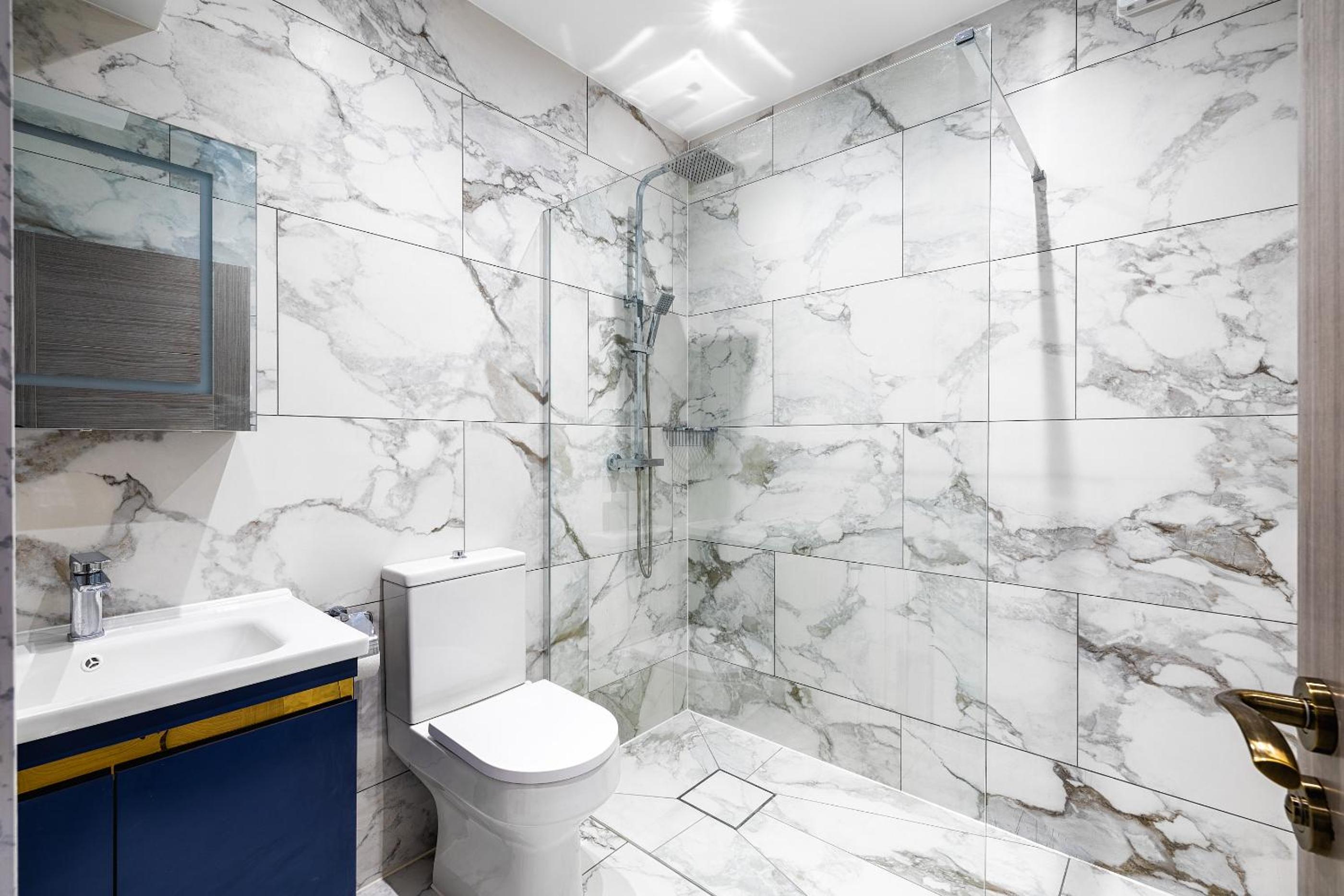 Luxurious 2 bedroom flat with parking and garden, 5 mins walk to train station and bus stop opposite property