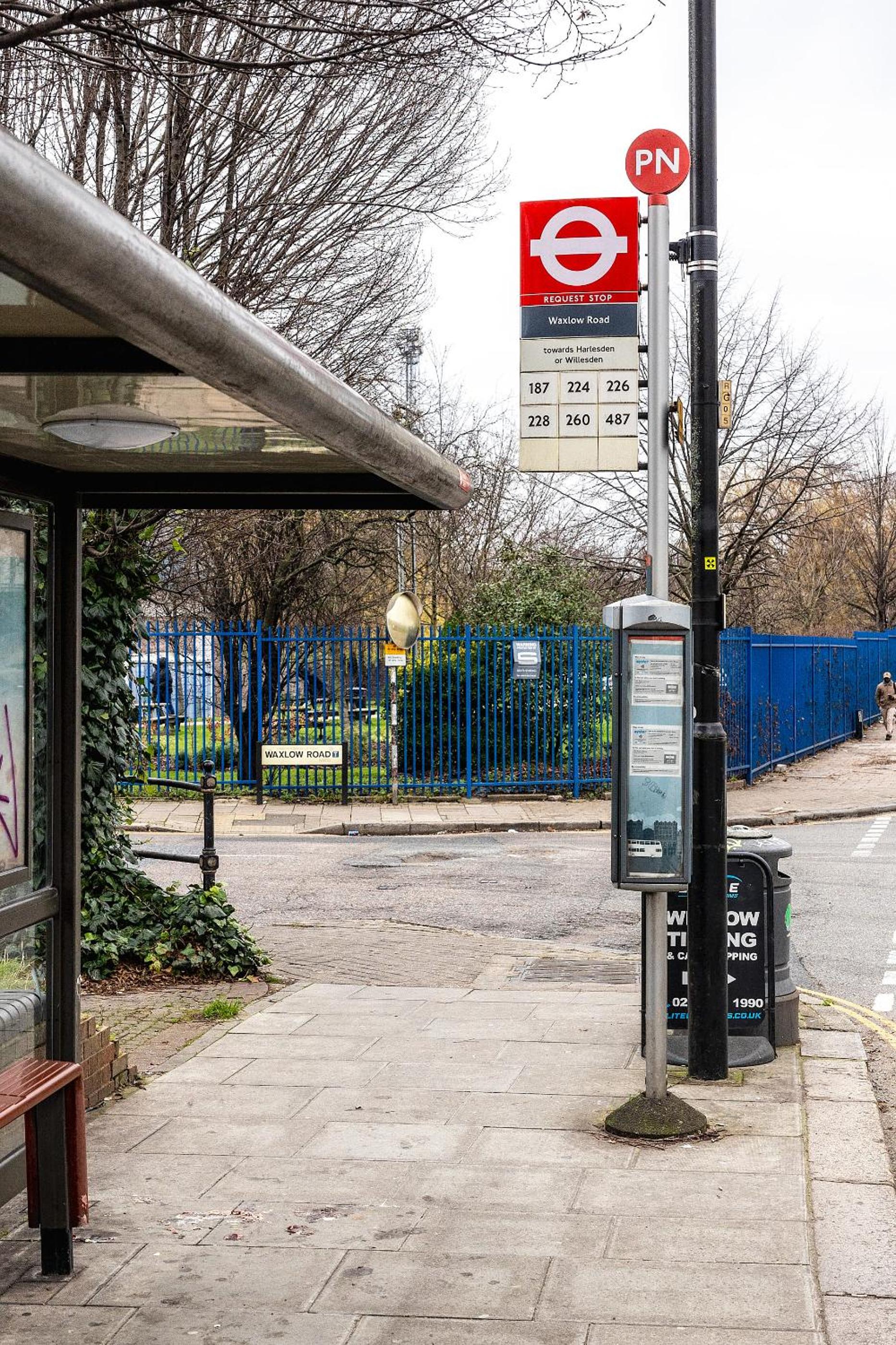Luxurious 2 bedroom flat with parking and garden, 5 mins walk to train station and bus stop opposite property
