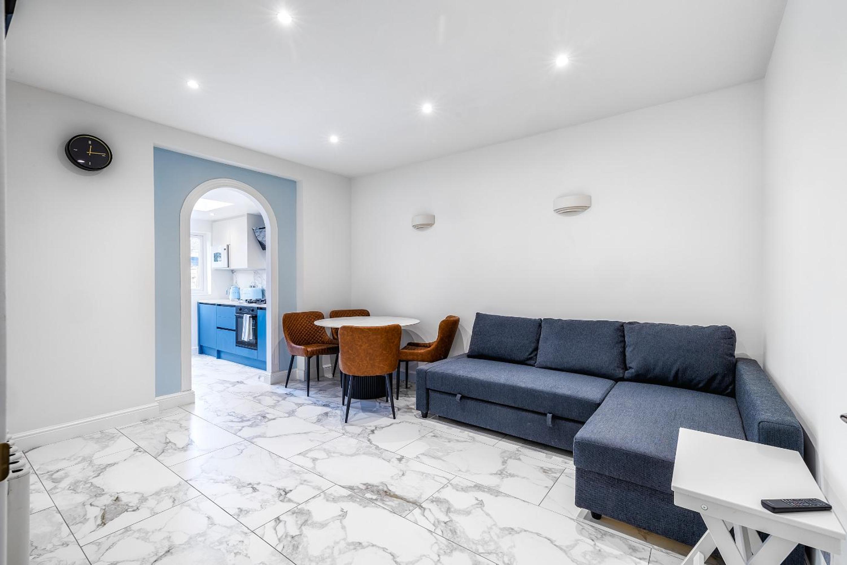 Luxurious 2 bedroom flat with parking and garden, 5 mins walk to train station and bus stop opposite property