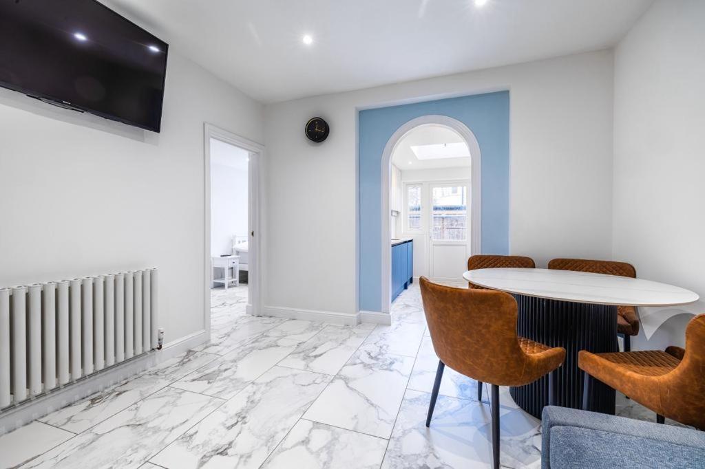 Luxurious 2 bedroom flat with parking and garden, 5 mins walk to train station and bus stop opposite property