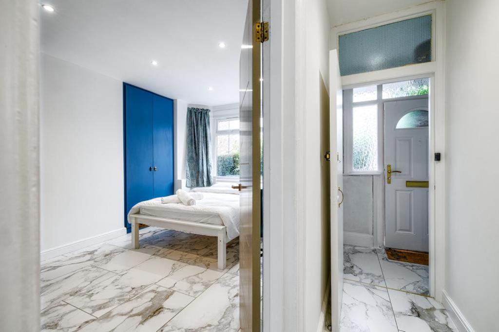 Luxurious 2 bedroom flat with parking and garden, 5 mins walk to train station and bus stop opposite property