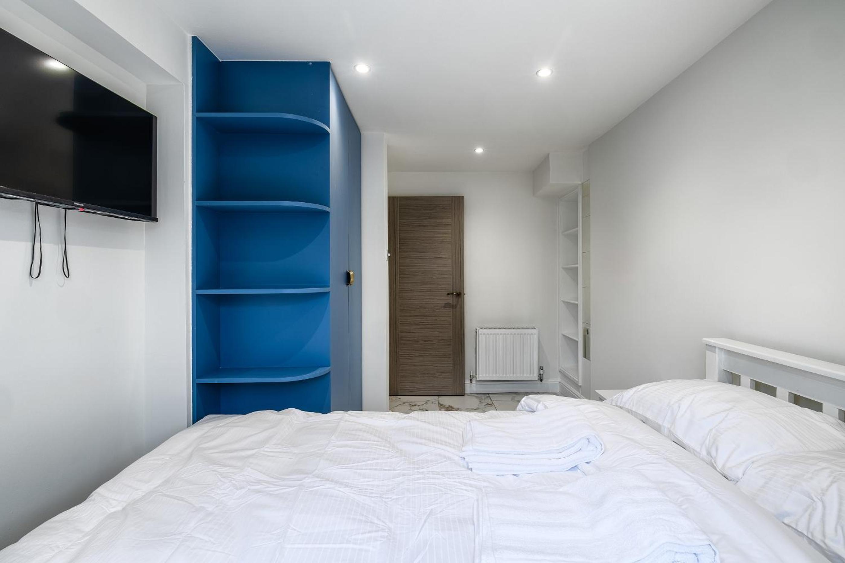 Luxurious 2 bedroom flat with parking and garden, 5 mins walk to train station and bus stop opposite property