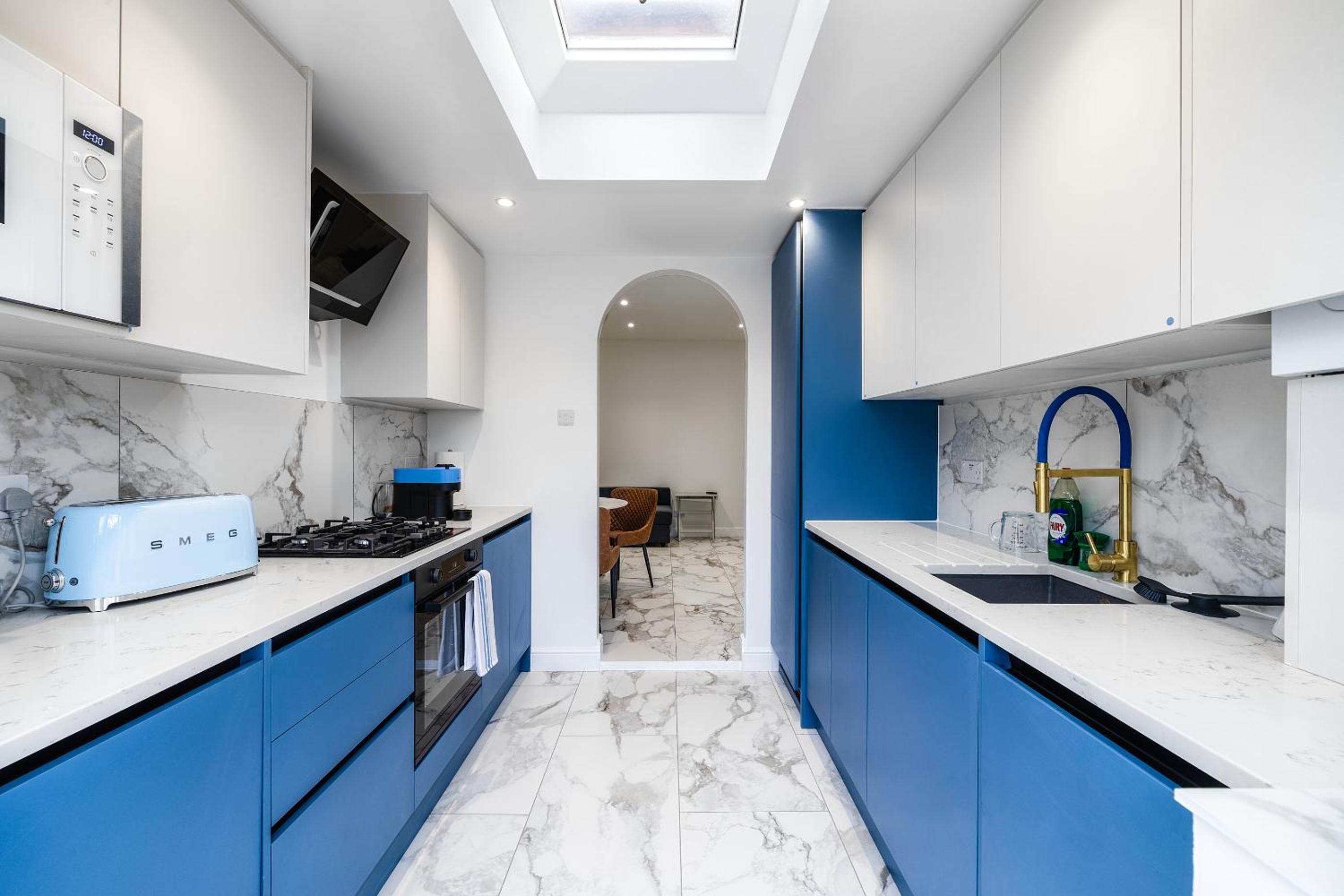 Luxurious 2 bedroom flat with parking and garden, 5 mins walk to train station and bus stop opposite property