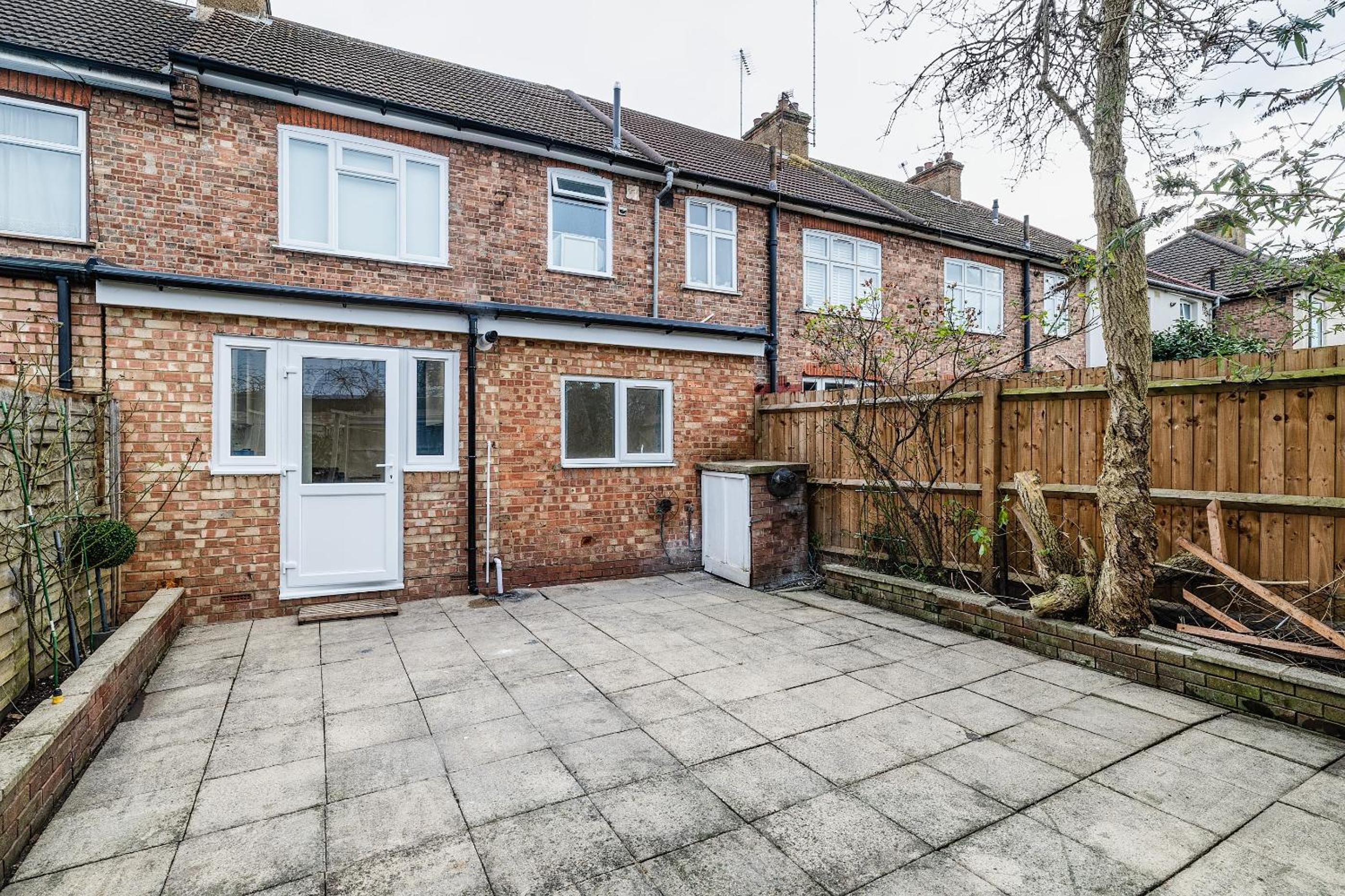 Luxurious 2 bedroom flat with parking and garden, 5 mins walk to train station and bus stop opposite property