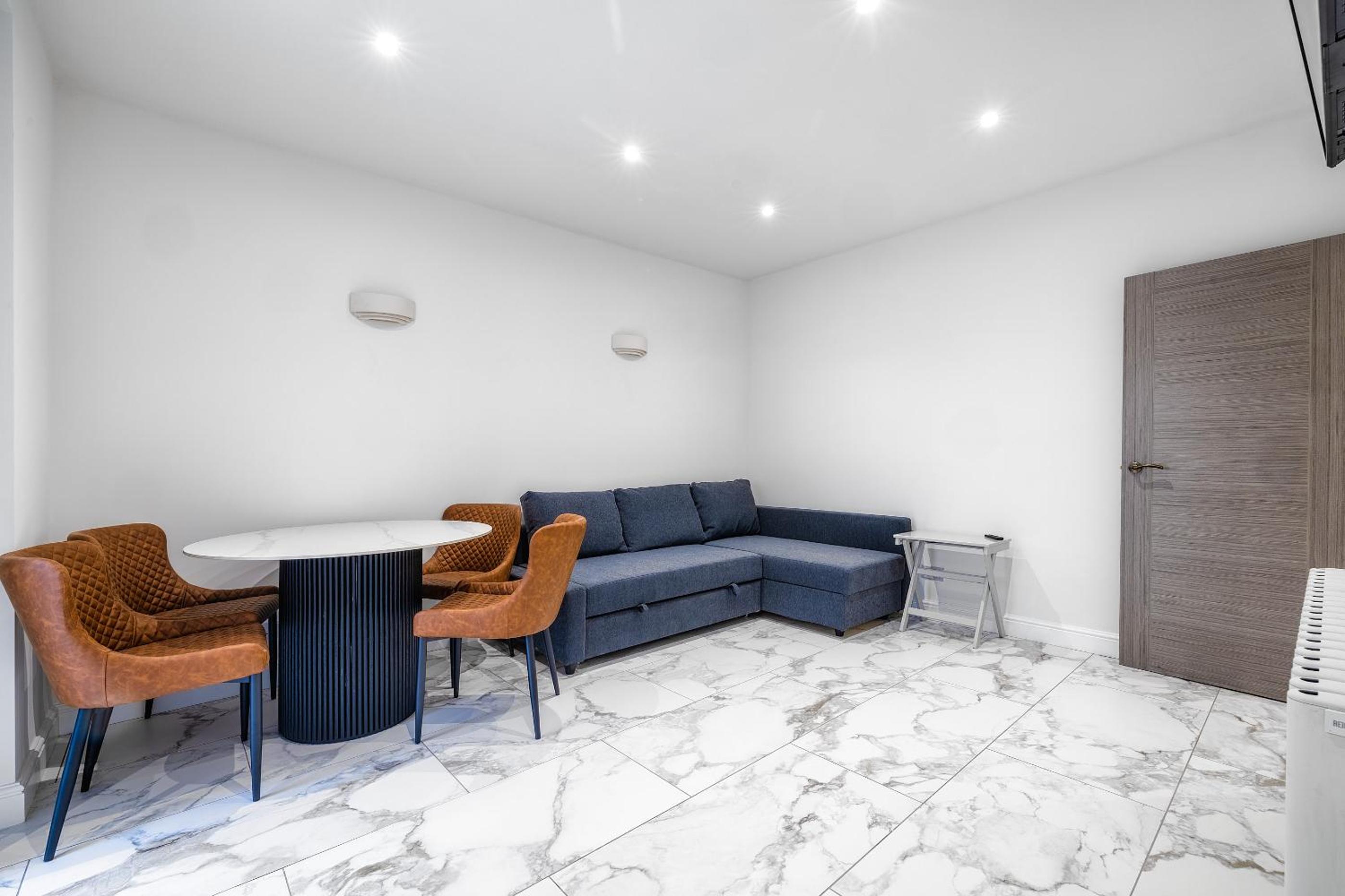 Luxurious 2 bedroom flat with parking and garden, 5 mins walk to train station and bus stop opposite property