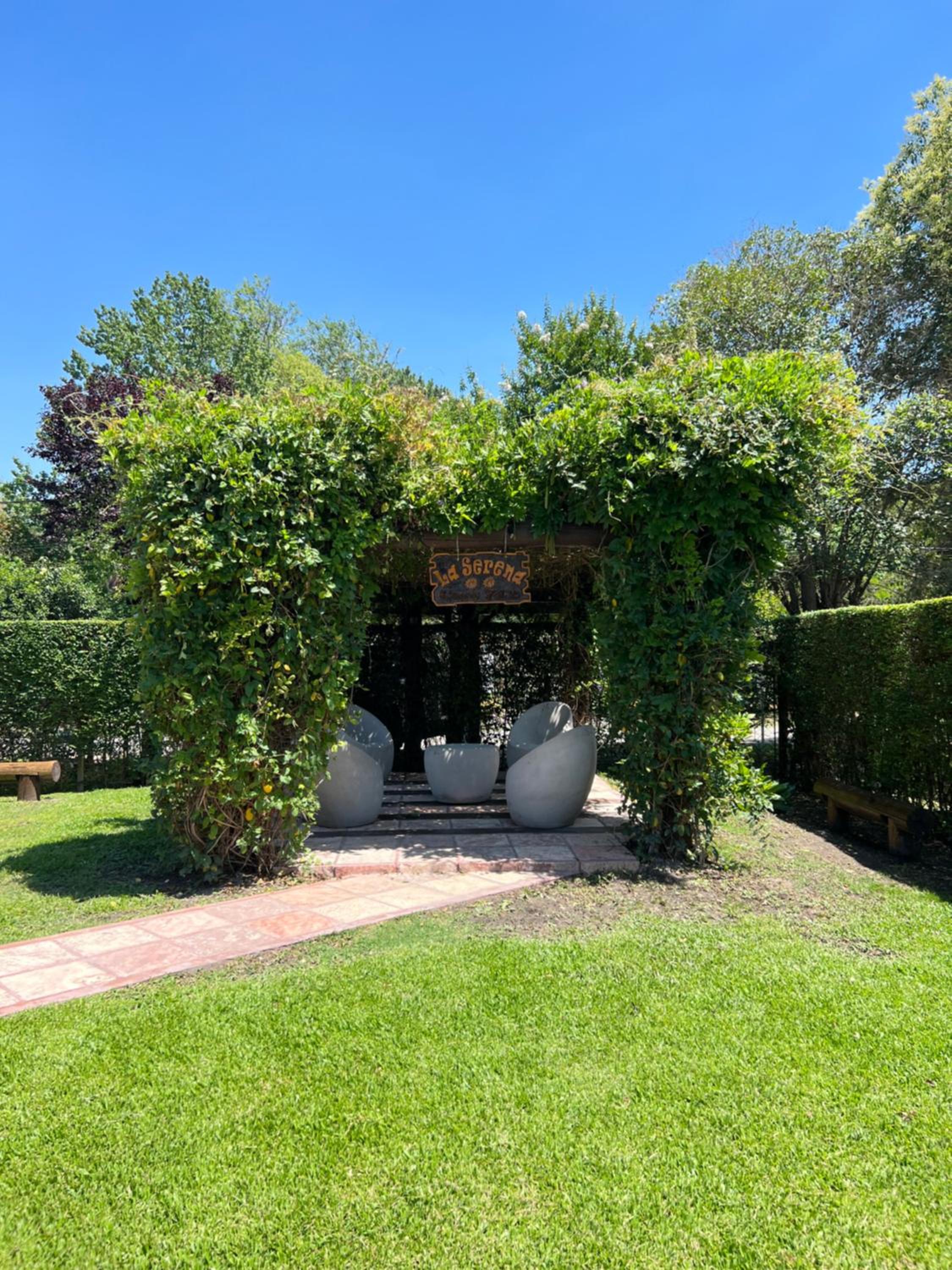 CASA QUINTA EN BARRIO PRIVADO
