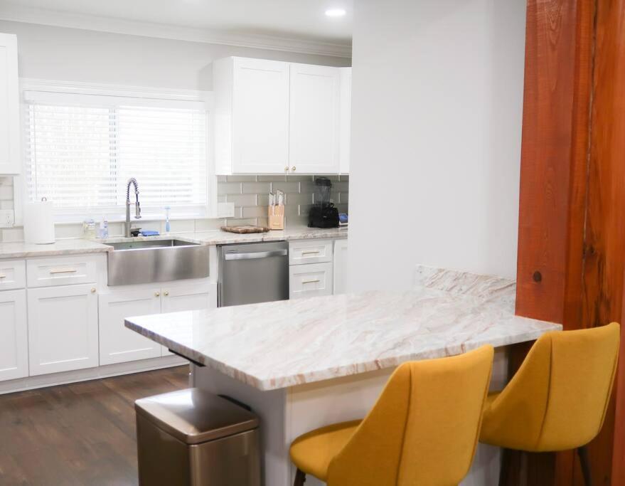 Mid City ranch! Huge backyard/Private pool!
