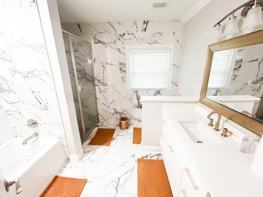 Mid City ranch! Huge backyard/Private pool!