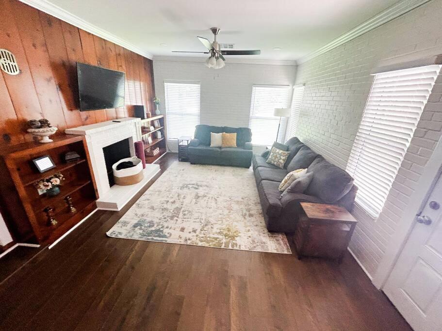 Mid City ranch! Huge backyard/Private pool!