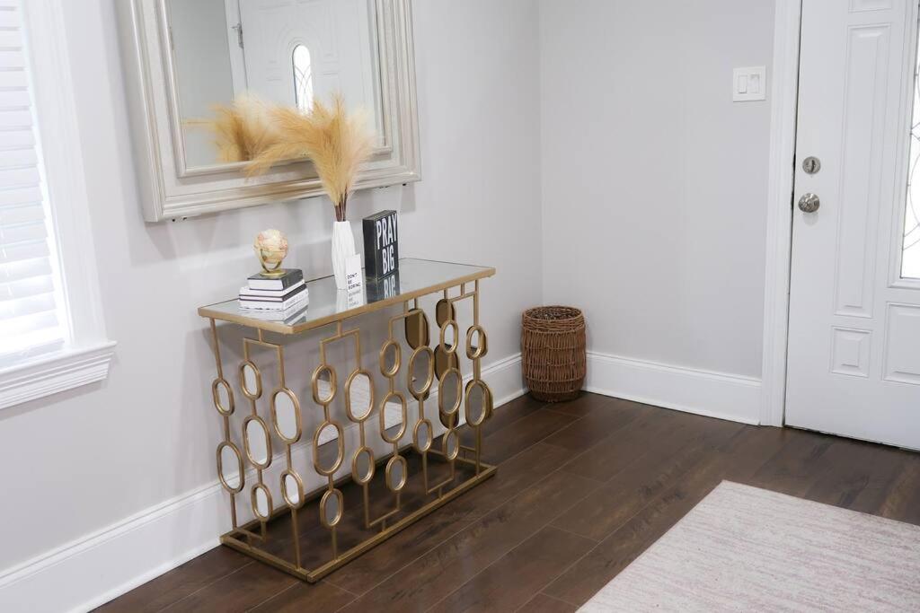 Mid City ranch! Huge backyard/Private pool!