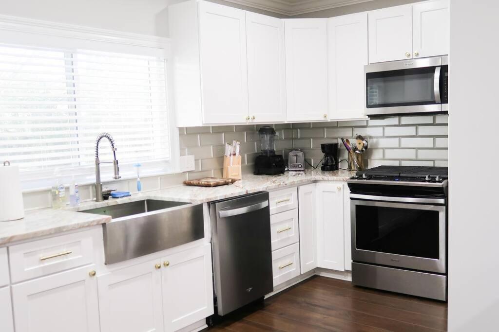 Mid City ranch! Huge backyard/Private pool!