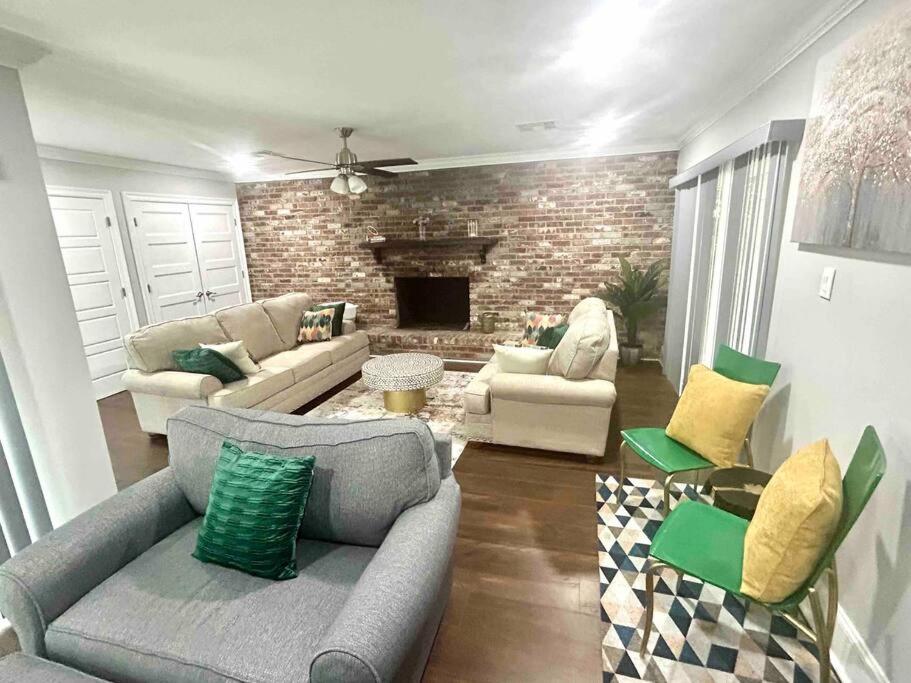 Mid City ranch! Huge backyard/Private pool!