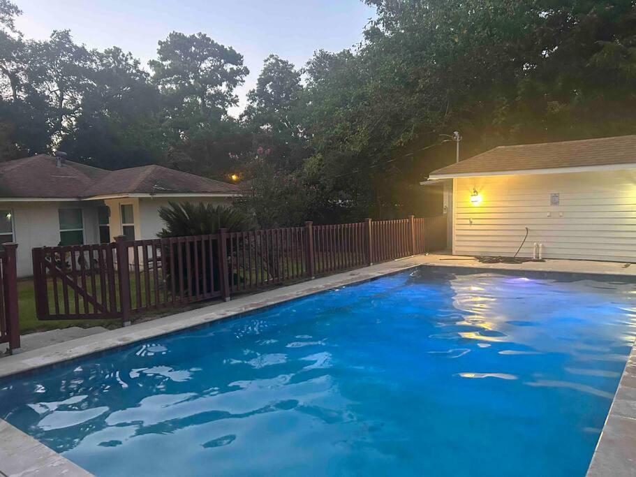 Mid City ranch! Huge backyard/Private pool!
