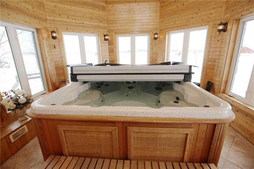 4 Bedrms, Indoor HotTub, Wineries & Niagara Falls