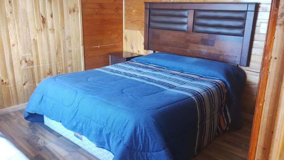 CABAÑA LA CASONA, salón, comedor y cocina amplia, con baño en la habitación y uno adicional, se alcanzan a ver las islas y el mar