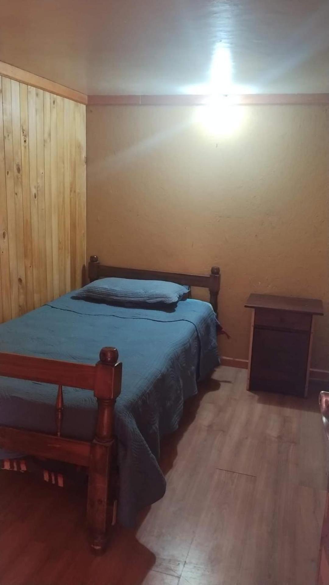 CABAÑA LA CASONA, salón, comedor y cocina amplia, con baño en la habitación y uno adicional, se alcanzan a ver las islas y el mar