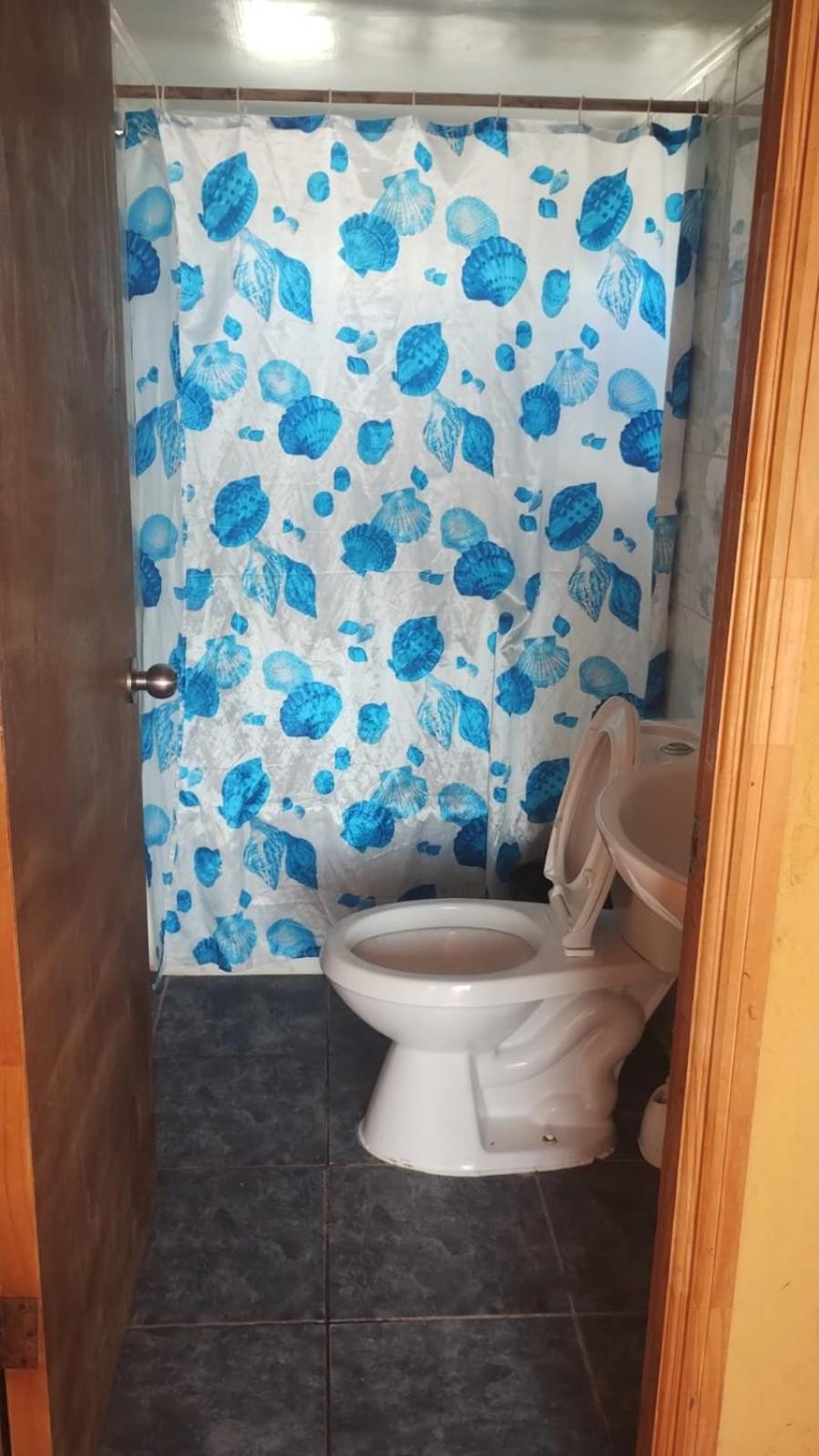 CABAÑA LA CASONA, salón, comedor y cocina amplia, con baño en la habitación y uno adicional, se alcanzan a ver las islas y el mar