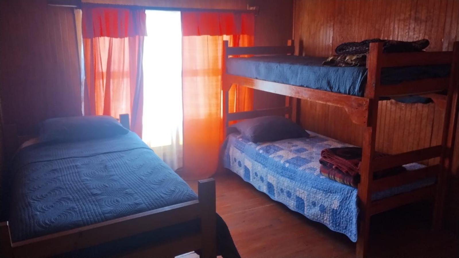 CABAÑA LA CASONA, salón, comedor y cocina amplia, con baño en la habitación y uno adicional, se alcanzan a ver las islas y el mar