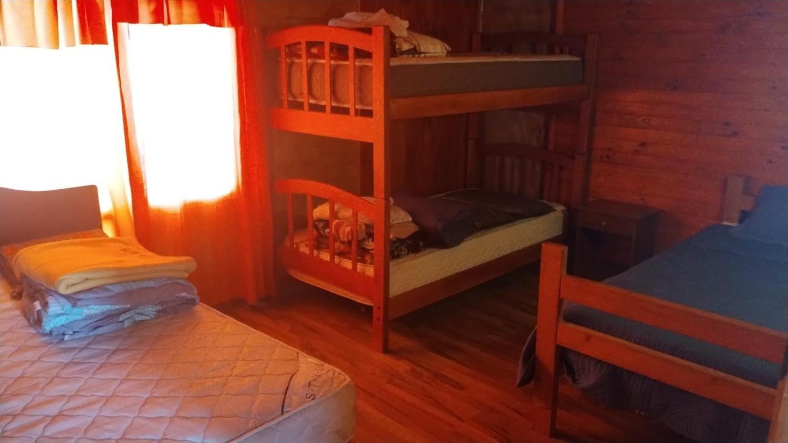 CABAÑA LA CASONA, salón, comedor y cocina amplia, con baño en la habitación y uno adicional, se alcanzan a ver las islas y el mar