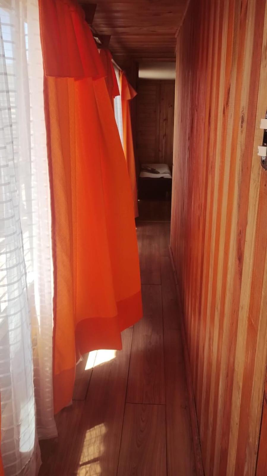 CABAÑA LA CASONA, salón, comedor y cocina amplia, con baño en la habitación y uno adicional, se alcanzan a ver las islas y el mar